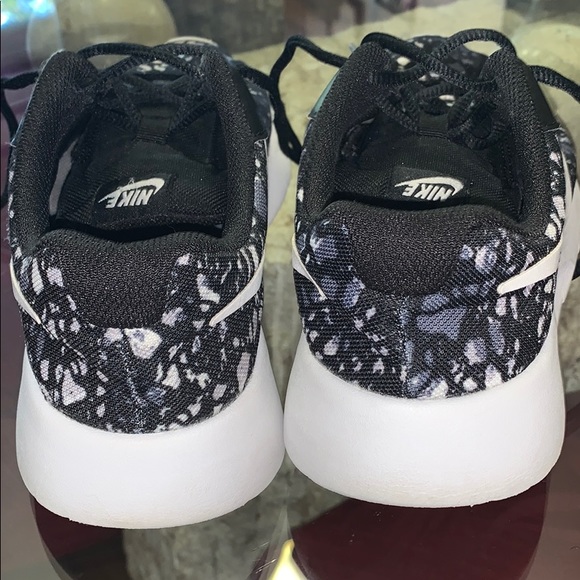 Nike Tennis Shoes (5.5Y / 7 Adult) - Picture 4 of 6